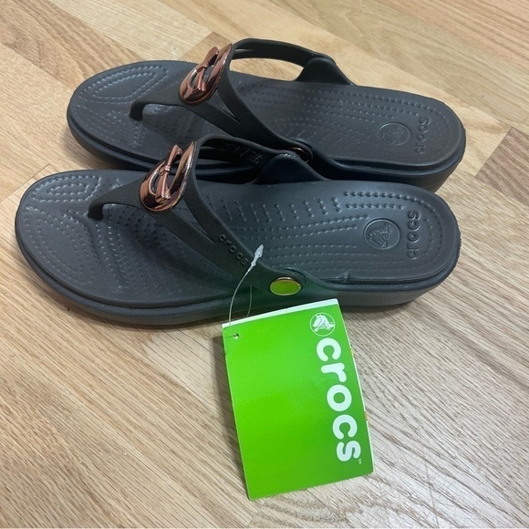 Crocs Sanrah Sandals NWT Sz 7 Black Silver Medallion Women’s Shoes - Picture 3 of 5